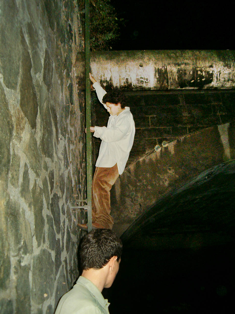 První pokusu o průzkum v září 2006. Zvýšený stav vody nás nepustil moc daleko za portál tunelu, kterým bylo možné procházet jen po úzkých římsách podél zdí.