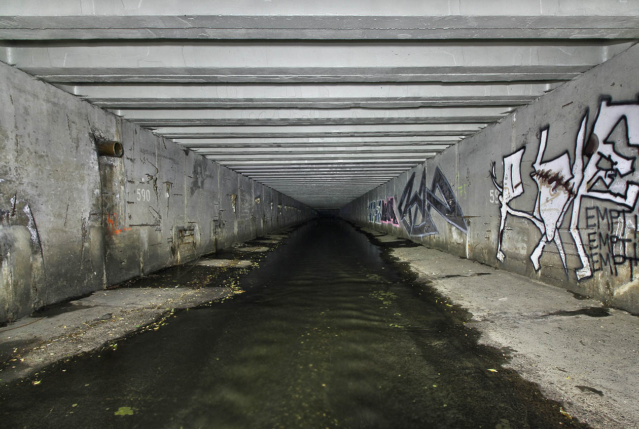 Tunel začíná dlouhým rovným úsekem, ve kterém nečeká nic zvláště zajímavého. Číslo 590 na stěnách označuje vzdálenost od Vltavy v metrech.
