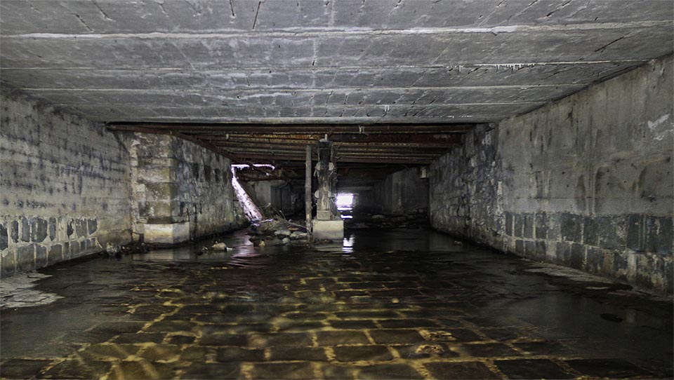 Ve spodní části tunelu je dno pečlivě vydlážděné čedičem. Pod čistou vodou Křtinského potoka vypadá jako příjemný bazén.