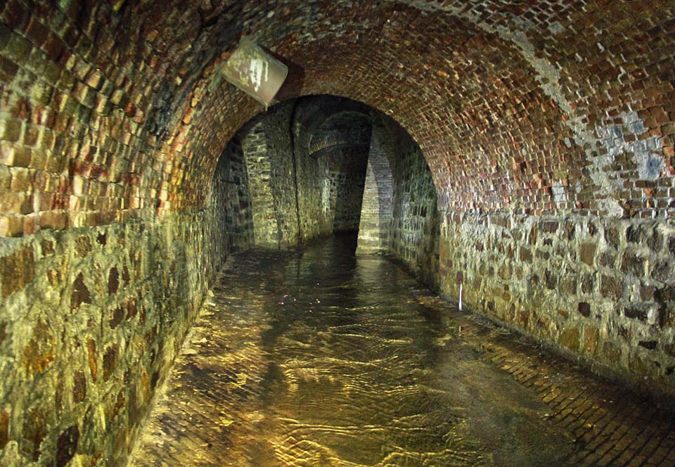 Nejzajímavějším místem na trase podzemního toku je podzemní most pod křižovatkou ulic Pekařské, Dómské, Jarošovy a Michalské, na místě, kde potok protékal pod bývalou Michalskou branou. Ta byla v roce 1839 zbourána a potok zaklenut do podzemní stoky.