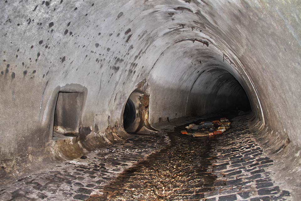 Místy se v tunelu tvoří nánosy naplavenin, díky poměrně vysokému sklonu jsou ale spíš vzácné.