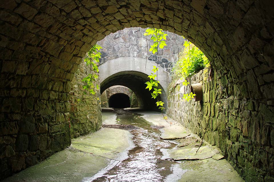 Pod bývalou železniční tratí vedoucí pod Litoměřicemi tunelem prochází potok kamenným mostem a na malou chvíli se vynořuje na světlo světa, aby vzápětí zase zmizel v klenuté stoce.