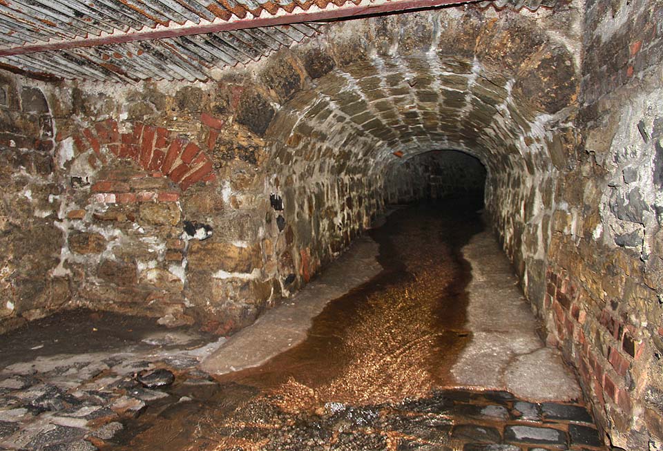 Na řadě míst ústily dříve do tunelu menší stoky nebo podzemní chodby. Toto je jedním z nich.