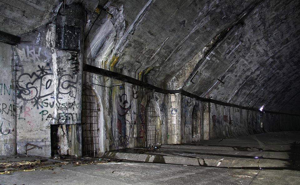 V roce 2015 uzavírají nerezové mříže vstupy do podzemních sálů, kde před jedenácti roky probíhala rekonstrukce. Tehdy nás neznámé podzemní světlo náležitě vystrašilo.