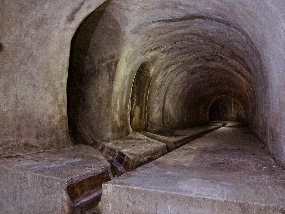 Pohled od soutoku směrem k severu. Do tunelu ústí několik historických stok různého stáří, velikosti i účelu.