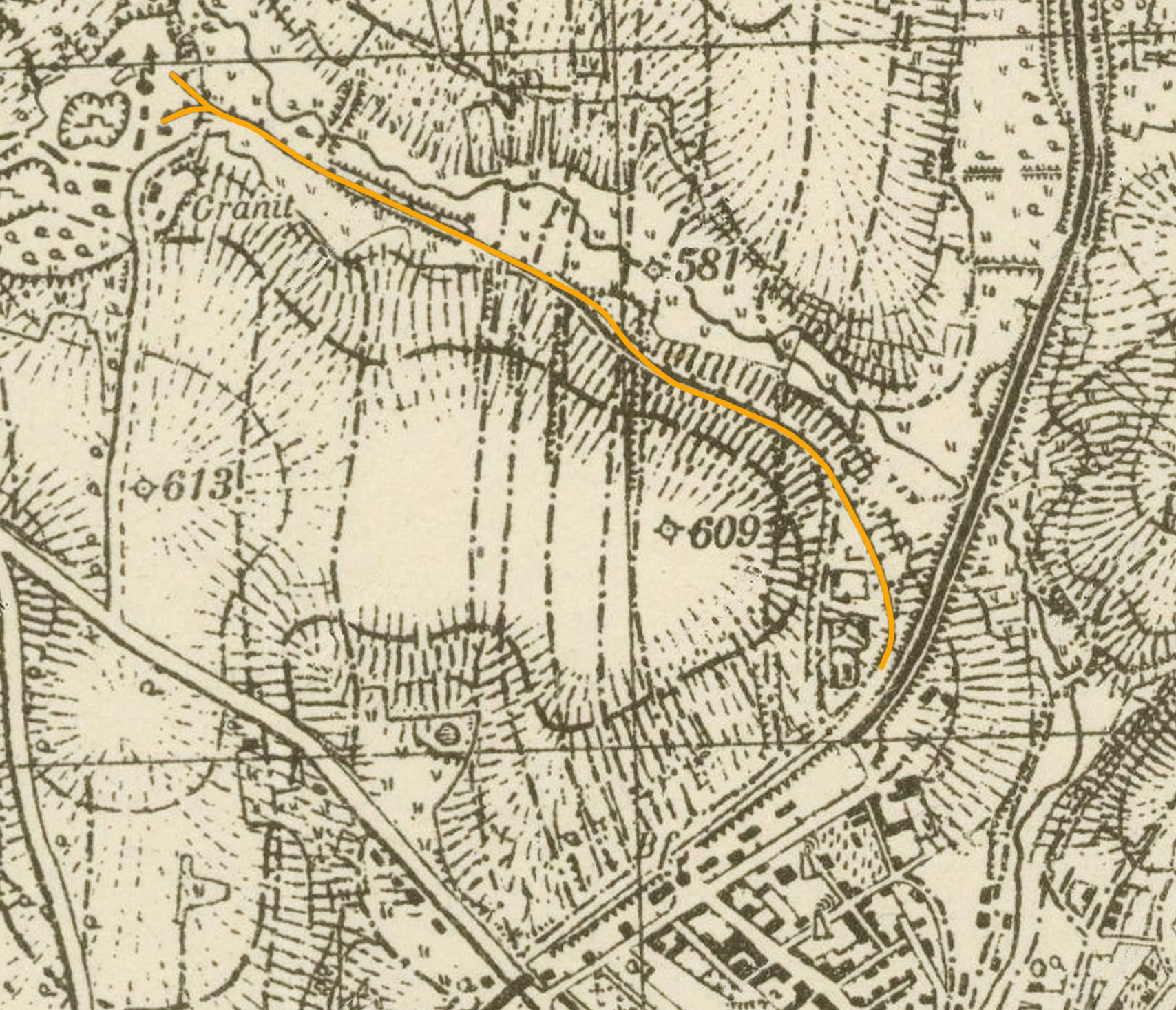 Na vojenské mapě z roku 1945 je patrné oddělení vlečky od hlavní trati, která spojovala úzkokolejku se stanicí Hlinsko v Čechách.