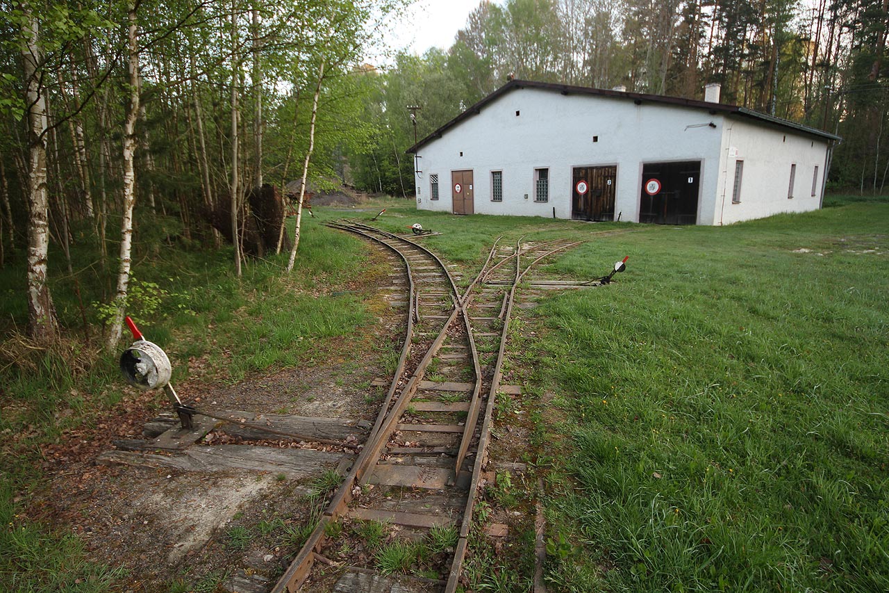 Malým klenotem je původní trojkolejné depo v severní části stanice Kateřina, kde mohou přezimovat lokomotivy i osobní vozy dráhy.