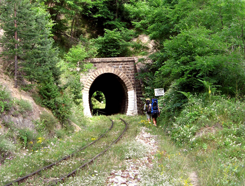 Na trati je celkem 35 tunelů. Při procházení jsou nebezpečnější než běžné tunely - místa není nazbyt, nezřídka stupátka vozů brousí přímo kamenné ostění.