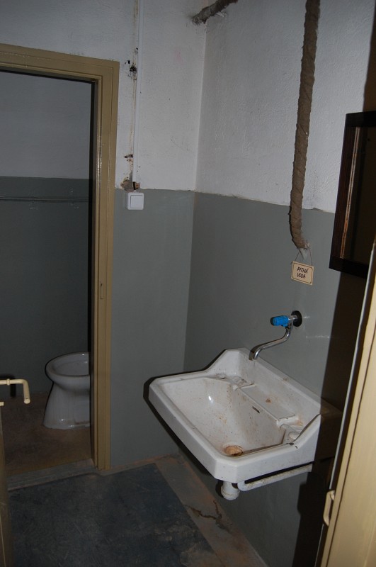 Toalety svým komfortem bezesporu předčily i to, co měli lidé v nejstarších adamovských dělnických domech k dispozici. Útěkem do krytu by si tak po hygienické stránce vlastně polepšili.