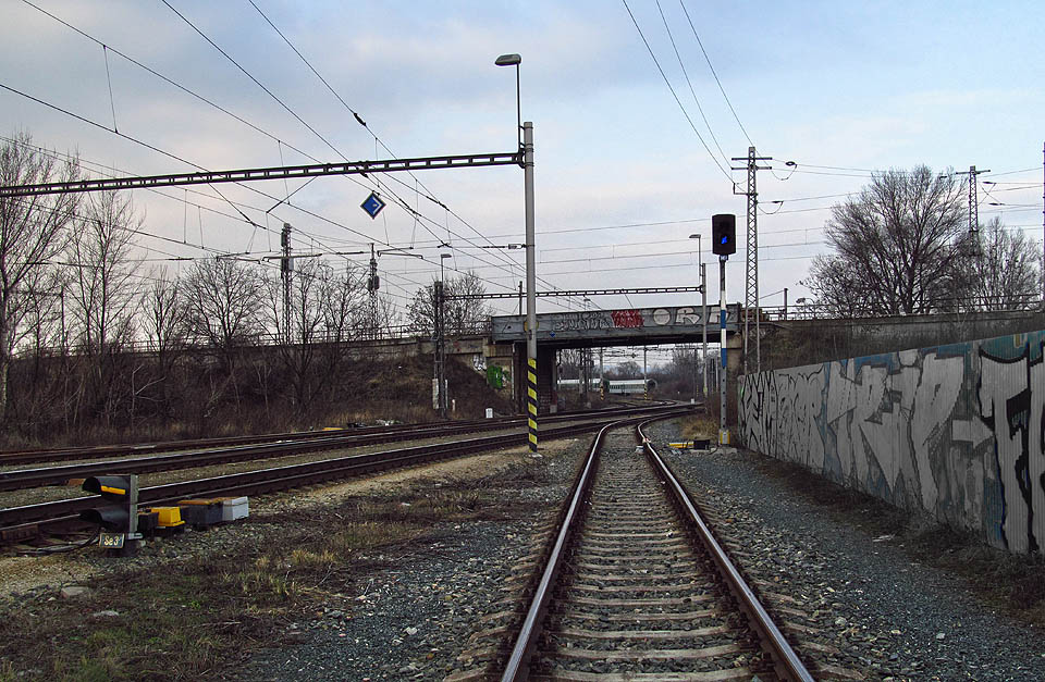 Potemnělý pohled zpět ke stanici Brno dolní nádraží. Tudy má za pár roků kráčet nová historie města - jižní centrum s novým hlavním nádražím…