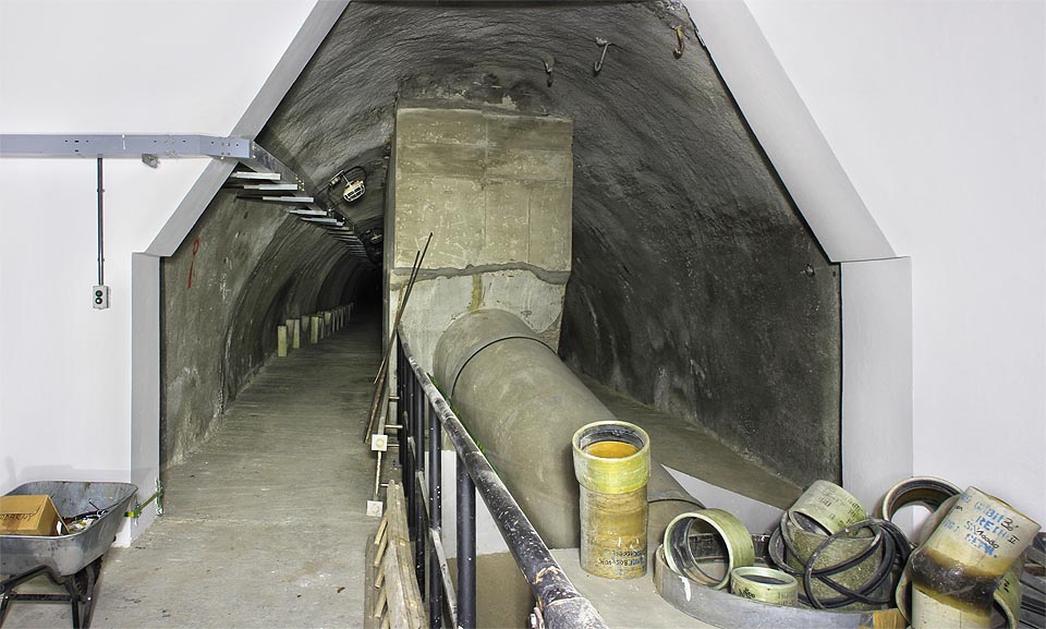 Severní portál tunelu s masivním betonovým pylonem pro uchycení sklolaminátové roury a dalším zařízením provozovatele vírského vodovodu.