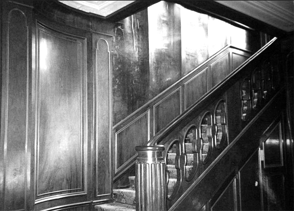 Takto vypadalo dřevem obložené schodiště Wolfovy vily po dokončení.