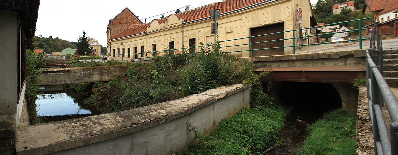 Vody náhonu (vlevo) se kříží v kolmému úhlu s vodami potoka Časnýře (vpravo).