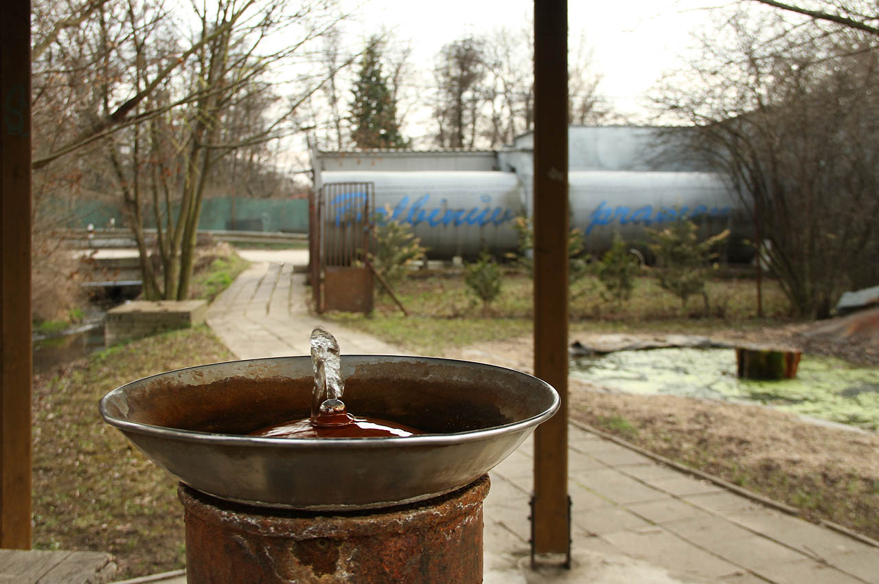 Pohled od mírně zapáchající fontánky na nádrže čistící stanice u Balbínova pramene v Brněnských Ivanovicích.