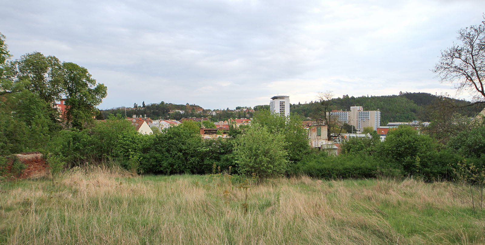 Pohled na brněnské výstaviště, hotel Voroněž a  Kamennou kolonii.