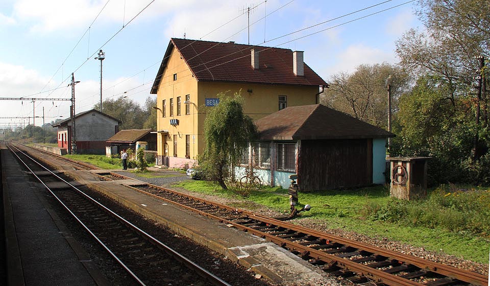 Výpravní budova železniční stanice Beša při pohledu od severovýchodu.