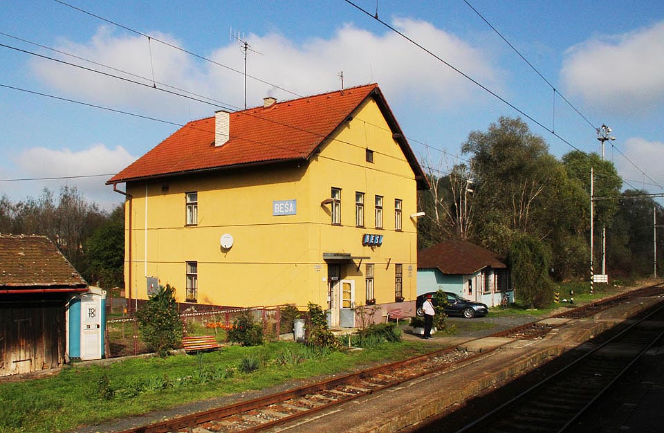 Výpravní budova železniční stanice Beša při pohledu od jihozápadu.