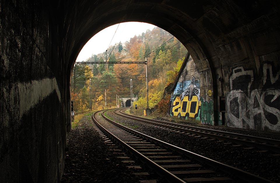Pohled z útrob tunelu č. 10 k jihu na severní (třebovský) portál tunelu č. 9.