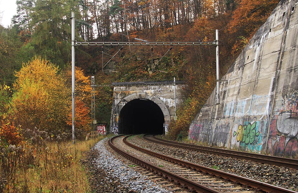 Severní (třebovský) portál Blanenského tunelu č. 10 ve své betonové podobě, kterou získal v 60. letech 20. století v rámci příprav na elektrizaci tratě.