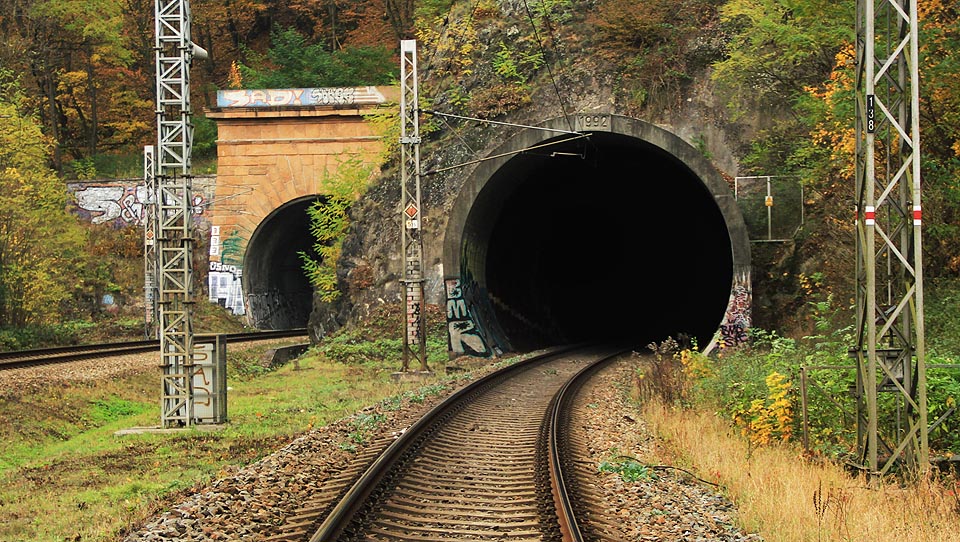Jižní portál nového Novohradského tunelu neboli Blanenského tunelu č. 8/1. Vlevo za skálou vykukuje portál původního starého Novohradského tunelu z roku 1849.