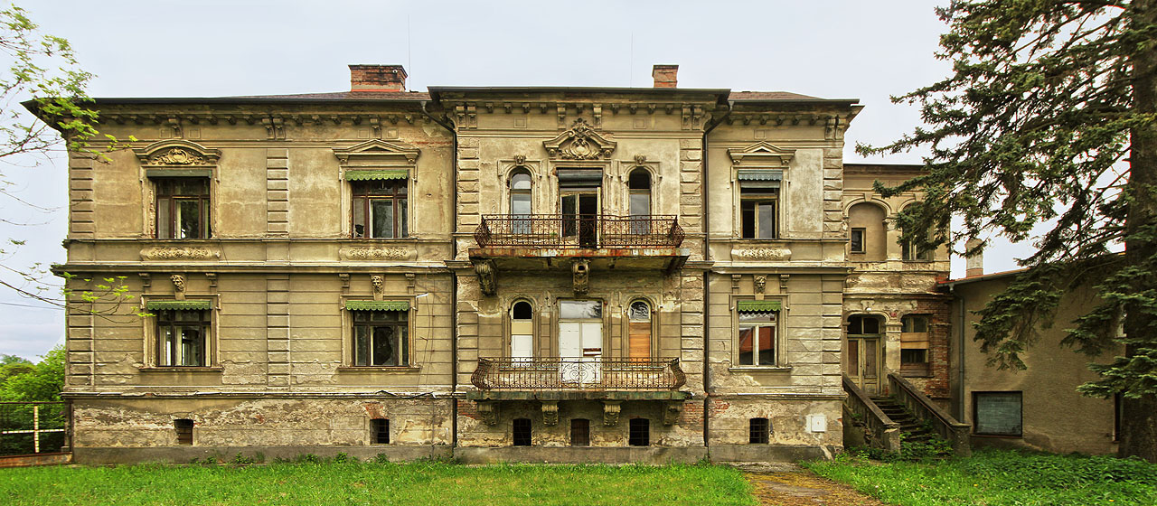Opuštěná Bondyho vila v Novém Městě nad Metují v květnu roku 2016.