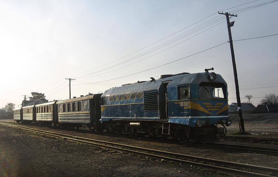 V roce 2012 vezl ranní vlak z Виноградіва do Іршави tažený strojem ТU2-098 celou čtveřici vagónů.