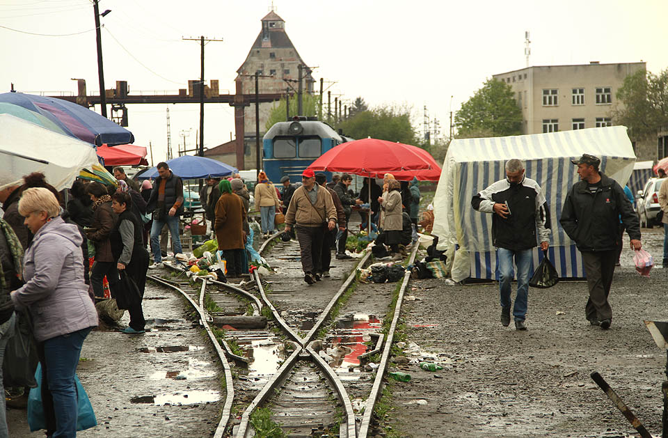 S ekonomickým propadem v 10. letech 21. století se kdysi úhledné nádraží úzkokolejné dráhy ve Виноградіву změnilo na syrové tržiště, kde trhovci prodávají zeleninu a bazarové zboží doslova na kolejích.
