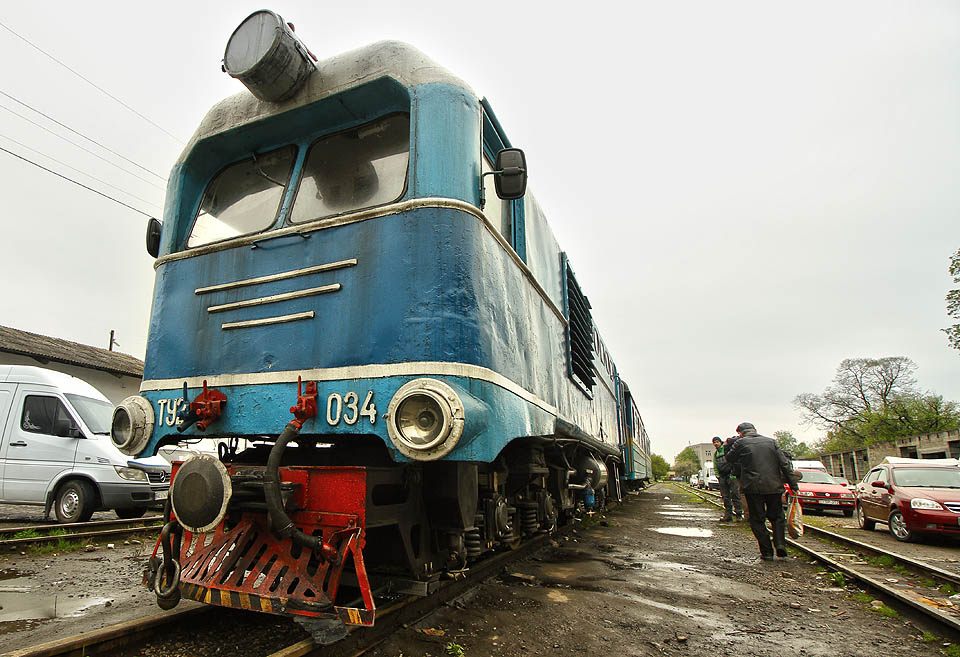 Lokomotiva ТУ2-034 pochází z roku 1956 a na úzkokolejných drahách tak slouží již neuvěřitelných 61 let. Do roku 1958 sloužila v Kazachstánu na úzkokolejce Атбасар—Шантобе, v roce 1958 byla převezena do Ruska na trať Харанор–Приаргунск a od roku 1972 jezdí dodnes věrně na Boržavské úzkokolejce.