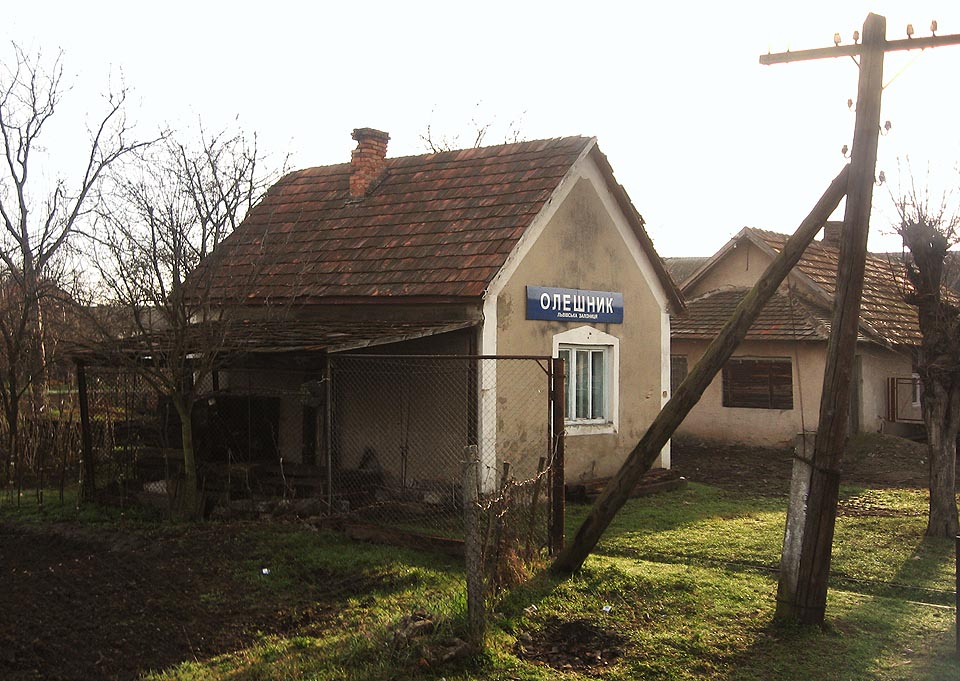 První zastávkou na úzkokolejce je Олешник. Na malé zastávce vystupuje jen minimum cestujících.