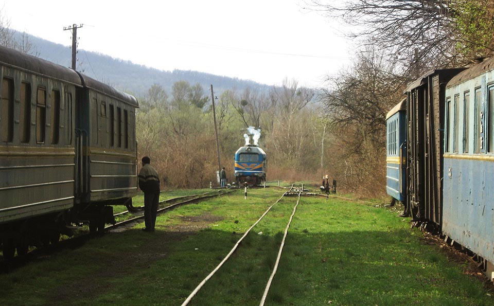 V roce 2012 odstupovala lokomotiva TU-098 od prvního ranního vlaku v Хмільнику, objela soupravu a vrátila se zpět do Виноградіва, zatímco zbývající jeden vagón byl lokomotivou TU-034 dopraven až do Іршави; nezřídka úplně prázdný.