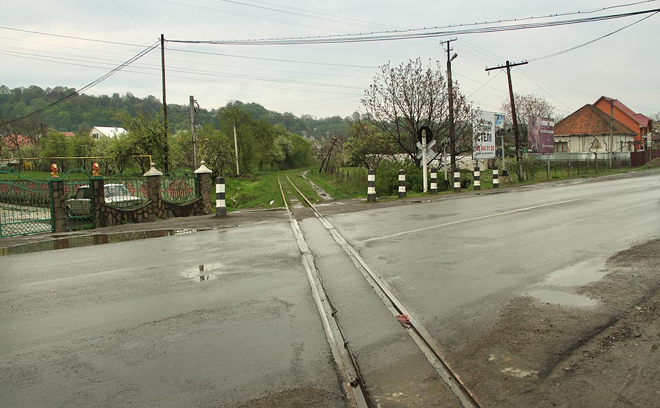 Přejezd v obci Сілце se zdá být plně funkční. Řidiči si zde ještě pořád dávají pozor, přestože tu už 5 let nejezdí vlak.