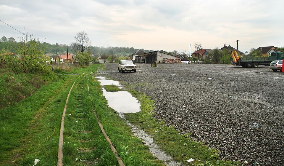 Plocha bývalé stanice Сілце, kterou v roce 2017 procházela jediná rezivějící kolej.