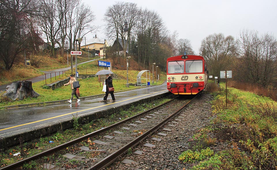 Osobní vlak č. 3520 vedený motorovou jednotkou řady 810 projíždí 15. listopadu 2015 ve 13:30 zastávkou Břidliční zastávka na své cestě ze stanice Opava východ do Rýmařova.