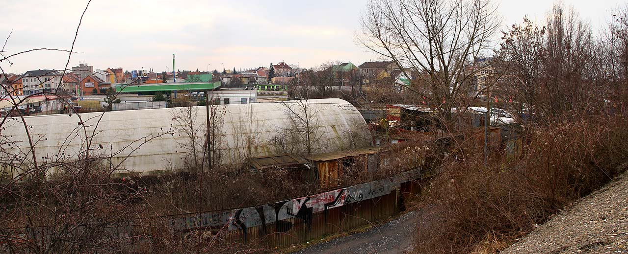 Pohled na areál stanice včetně zrušených vleček z tělesa Vlárské dráhy.
