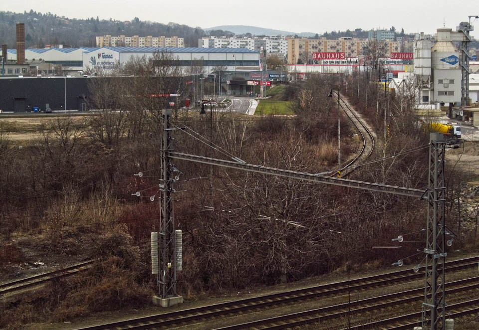 Celkový pohled na vlečku včetně mostu a haly společnosti Ferona.