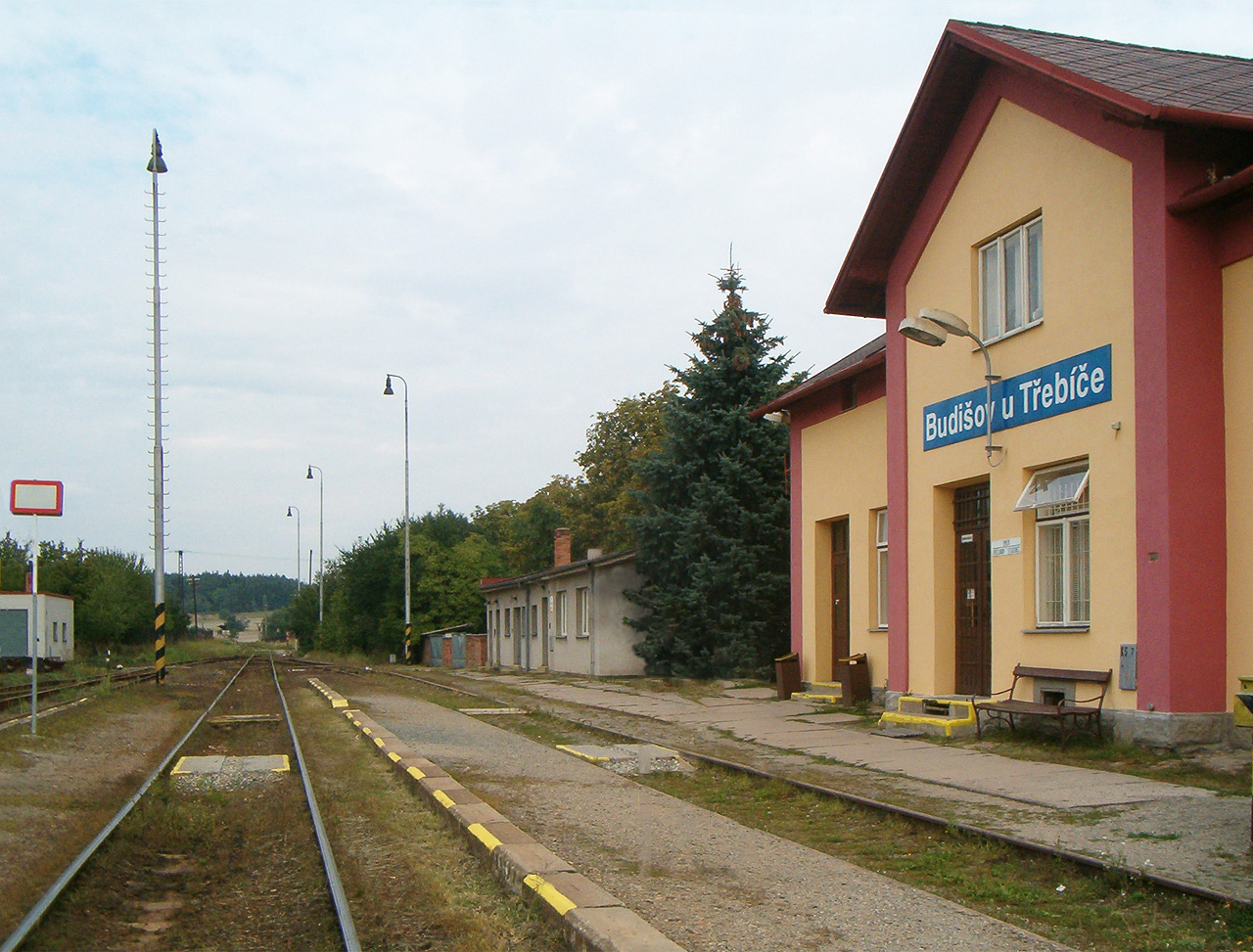 Stanice Budišov u Třebíče na podzim roku 2004.