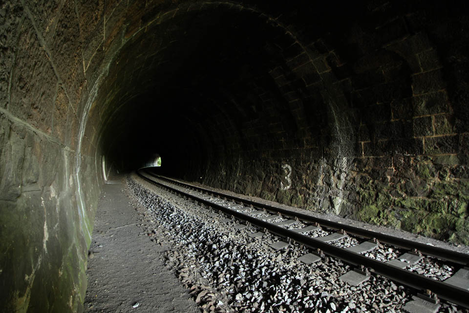 Díky tomu, že Akátová dráha nikdy nedosáhla svého zamýšleného významu a stavba druhé koleje se neuskutečnila, lze nyní tunelem bezpečně procházet v uctivé vzdálenosti od koleje.