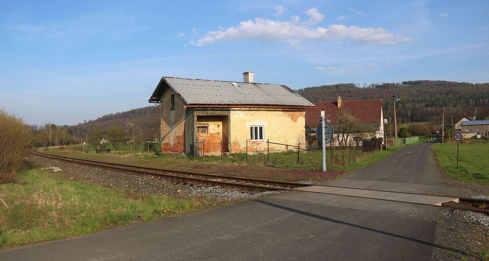 Budova bývalé železniční zastávky Bukovec (dříve Buchberg) u přejezdu číslo P4327 na Hlucholazské ulici sloužila po zrušení zastávky jako strážní a později rodinný domek. Od roku 2020 je opuštěná.