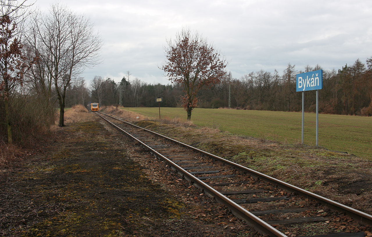 Ale přesto je tu mezi stromy a poli jaksi železničně blaho po duši!