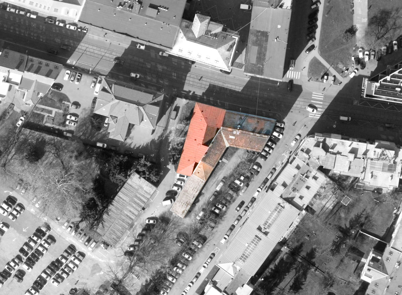Na posledním leteckém snímku z roku 2019 je sytější červenou zachycen menší dům Hybešova 41a a zašedlou červení pálených tašek dům Hybešova 41.