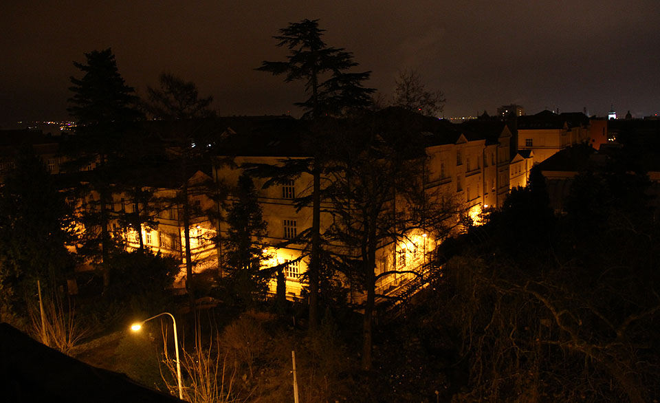 Koho ze studentů by napadlo, že přírodovědecká fakulta vypadá v noci tak trošku jako věznice?