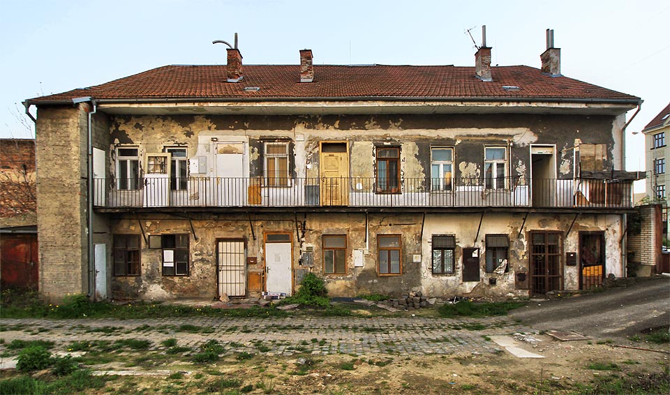 Opuštěný, rozprýskaný a zapomenutý pavlačový dům na adrese Nové sady 29 v Brně působí v polovině roku 2016 jaksi nepatřičně. Jako zatoulaný pozdrav z předminulého století, na předměstí, které se mění k nepoznání.