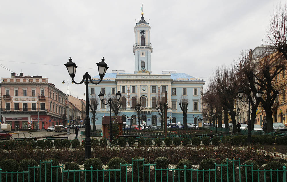 Černovická radnice na Centrálním náměstí je známá příležitostným troubením trubačů z radniční věže.