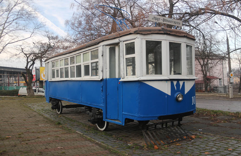 Mezi roky 1897 a 1967 však zdejší ulice brázdila elektrická tramvaj. To bylo jiné poježděníčko!