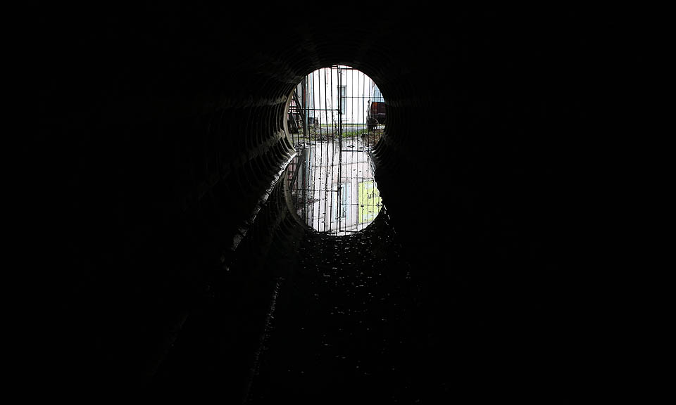 Za mříží začíná částečně zatopený úsek štoly, která se svojí polohou až podezřele nápadně podobá brněnské tramvajové štole.