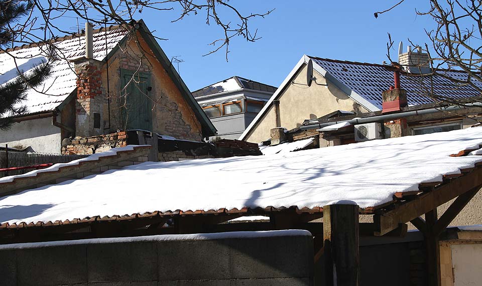 Střechy domků v kolonii působí vesnickým rázem - a to včetně podivné rozhledny vybudované na počátku 21. století.