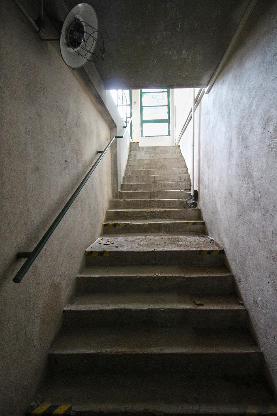 Po schodech lze sestoupit do prvního podzemního podlaží.