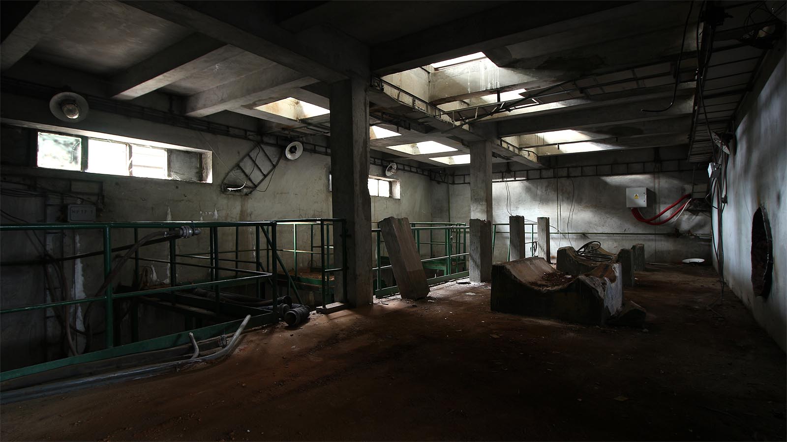 Celkový pohled na podzemní prostory čerpací stanice Kamenný mlýn. Vpravo kruhový otvor, kterým potrubí vcházelo do dalších podzemních prostor.
