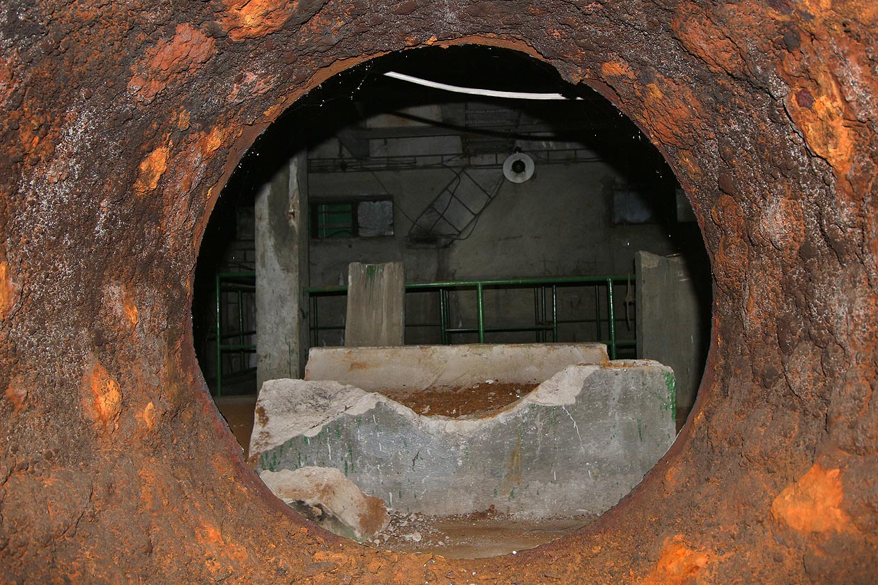 Rezivým potrubím lze z místnosti s čerpadly prolézt do jiné podzemní prostory, odkud se rozbíhá potrubí do dalších částí pisárecké úpravny vody.