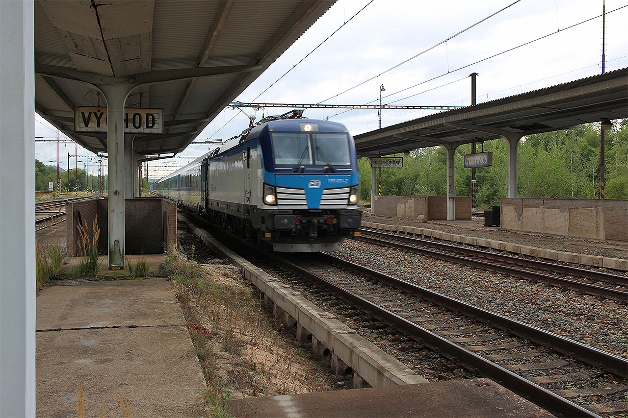 Přes veškerý koncentrovaný smutek a opuštěnost stanice tu o vlaky není nouze. Osobní a rychlíky (případně InterJety) tu pouze projíždí, za to nákladní často čekají i několik desítek minut na vedlejších kolejích a tiše a tajemně si hučí pro nikoho.